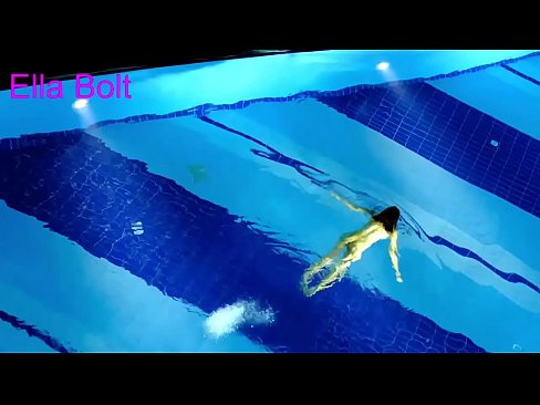 ❤️ मी पाहणे थांबवू शकत नाही, तरुण गोरा ELLA BOLT रिसॉर्ट पूलमध्ये नग्न पोहताना पकडला गेला ❤❌  आमच्याकडे ❌❤